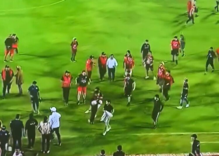 Rangers arriesga sanción: Hinchas invadieron cancha y se enfrascan con jugadores de San Luis 