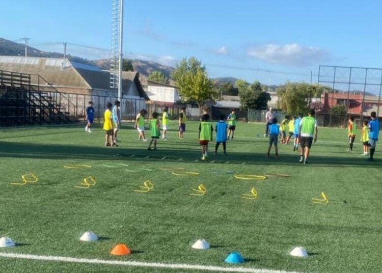 Escuelas de fútbol gratuitas siguen activas en Talca