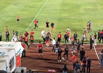 Hay sanción para Rangers tras invasión de hinchas a la cancha del Fiscal