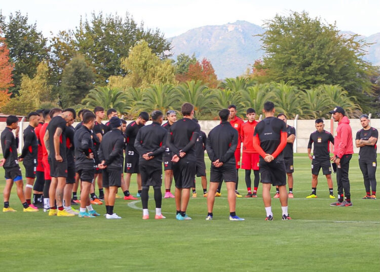 El interesante nombre de DT que manejan en Curicó para salvar la situación