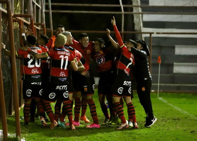 Rojinegros lograron vital victoria y en la agonía