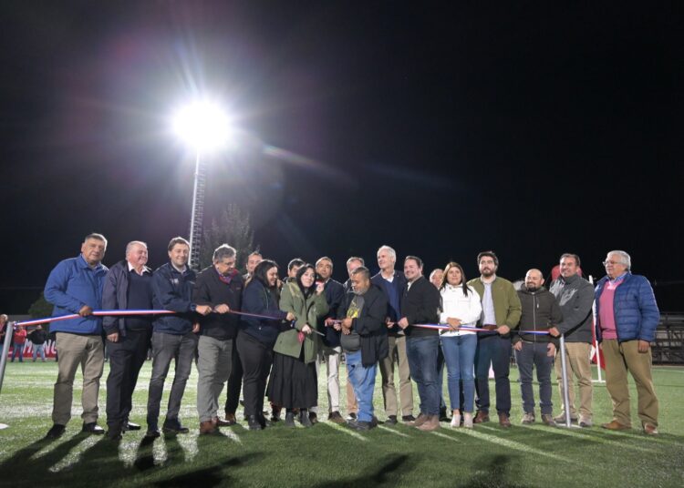 Cancha de Villa La Paz con iluminación lista para los clubes del sector