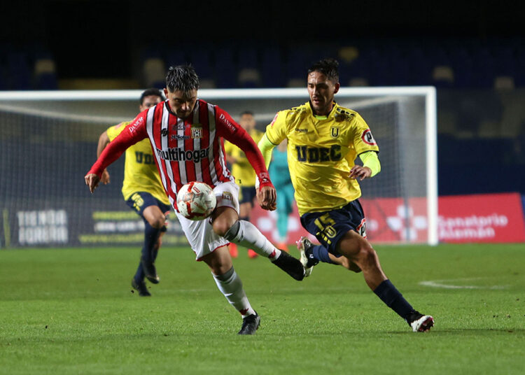 Entrenador de Curicó fue categórico ante opción de renunciar al banco