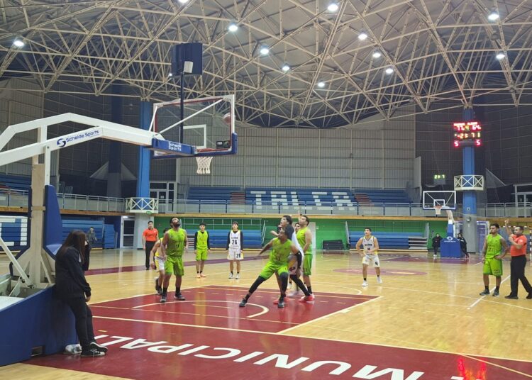 Truenos mandó en casa y ante su gente