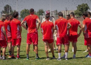 Linares ratificó a su entrenador para lo que queda de temporada en la Segunda