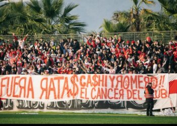 El fuerte lienzo de hinchas del Curi: “Fuera ratas: Cachi y Romero el Cáncer del Club”