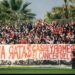 El fuerte lienzo de hinchas del Curi: “Fuera ratas: Cachi y Romero el Cáncer del Club”