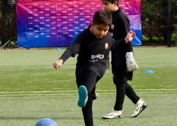 Talentoso pequeño futbolista necesita apoyo para financiar pasantía en el FC Barcelona de España