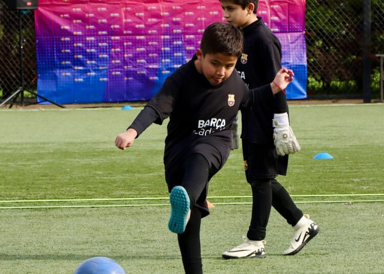 Talentoso pequeño futbolista necesita apoyo para financiar pasantía en el FC Barcelona de España