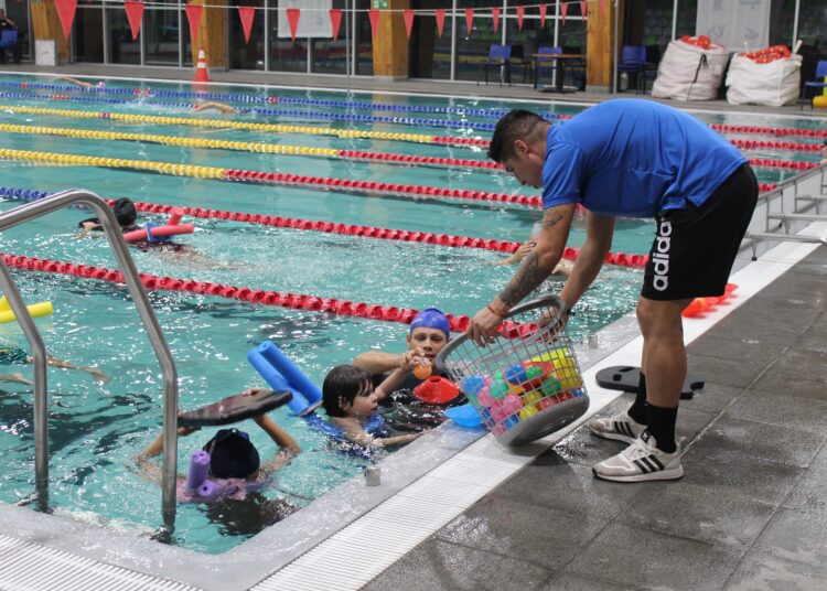 En Talca se desarrolla taller de natación para menores con Condición del Espectro Autista