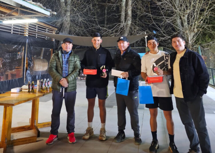 Los mejores levantaron el trofeo de campeón de los “Héroes de agosto”