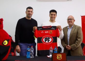 Acuña y firma como profesional: “Estoy feliz, fue algo que desde que llegué a la institución quise lograr”