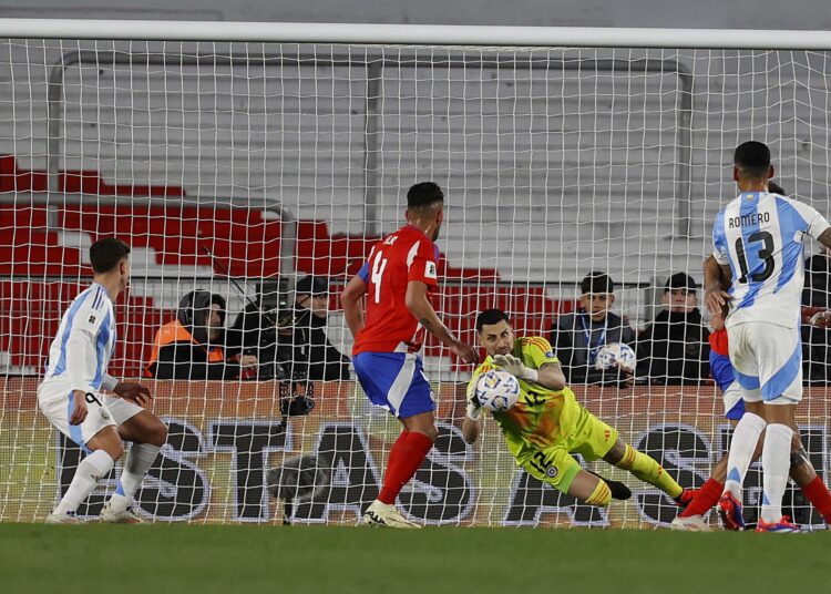 La Roja cayó en el debut de Gareca en Eliminatorias ante Argentina