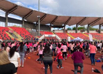 Talquinas llegaron en gran número a zumbatón por la concientización del cáncer de mamas 