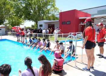 Piscinas gratuitas abiertas a la comunidad y talleres de natación destacan en Talca en este verano