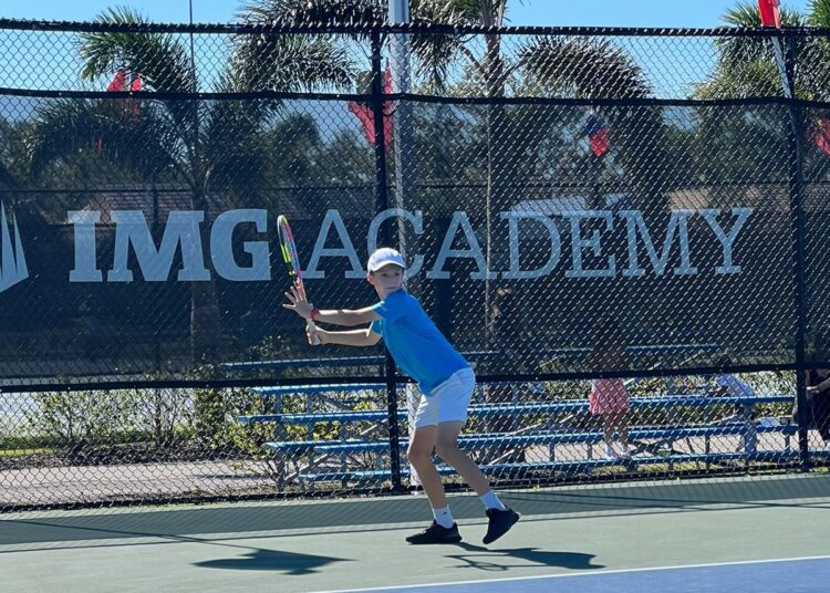 Facundo Henríquez cerró gran año tenístico con gira y concentrado de la selección chilena