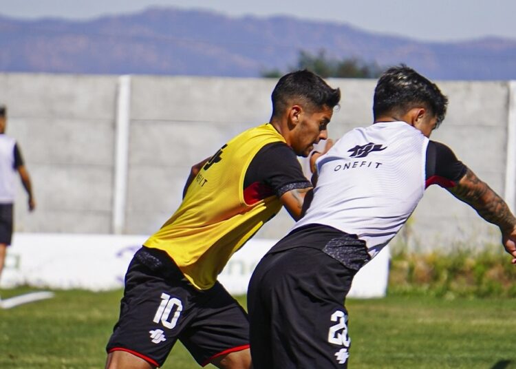 Curicanos siguen a la espera del levantamiento de sanción de la FIFA para oficializar a sus jugadores