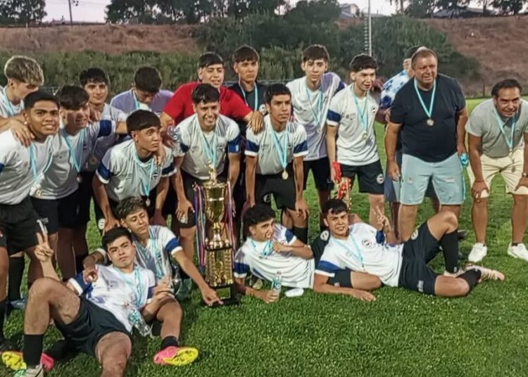 Aurora de Chile aún celebra la corona en la serie juvenil de la Villa San Agustín