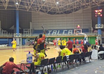 Español levantó y mejoró en el último cuarto para ganar su primer partido en la LNB