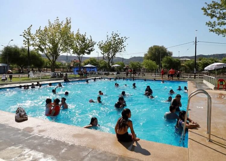 Piscinas municipales gratuitas siguen recibiendo a la comunidad talquina
