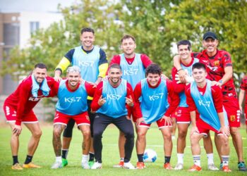 Rangers entrenó en cancha sintética y prepara modificaciones