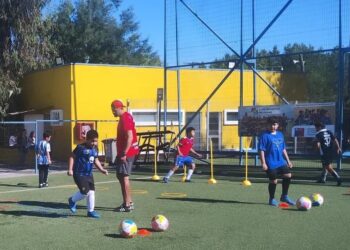 Escuelas de fútbol gratuitas impulsan el deporte en niñas y niños de Talca