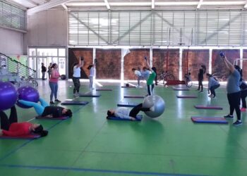 Taller gratuito de entrenamiento funcional busca mejorar la condición física en la comunidad