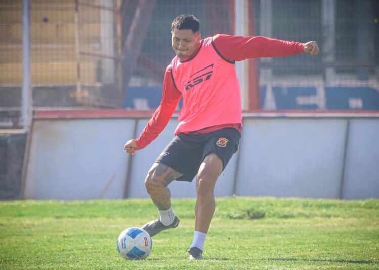 Rangers entrenó en Linares y el DT prueba fórmulas para ganar clásico