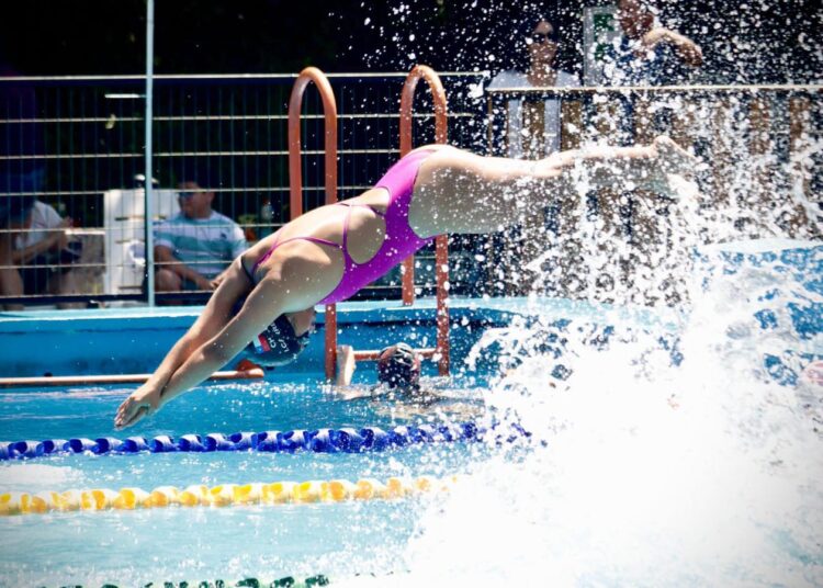 Nadadora con grandes sueños: Sanclementina representará a Chile en importante torneo en Hungría