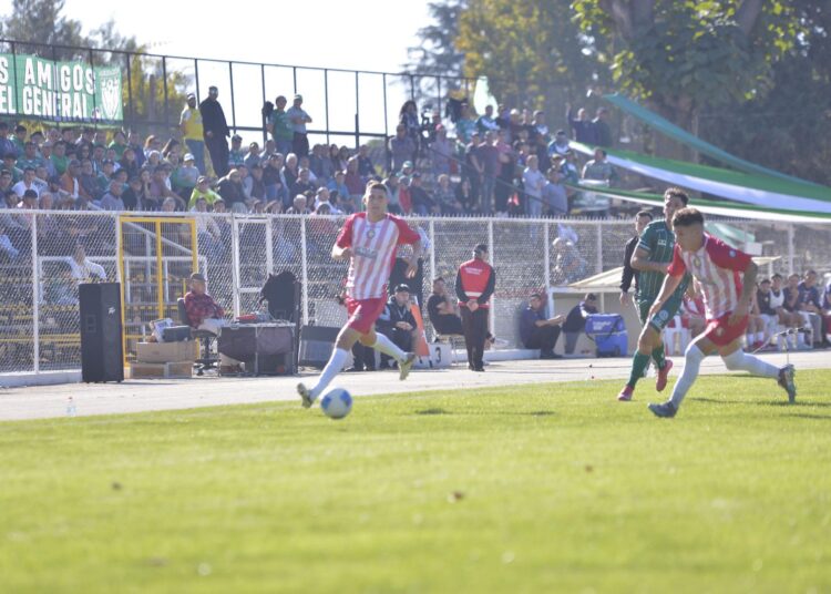 Deportes Linares empató y sigue en la parte alta de la Segunda División