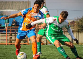 Constitución Unido sucumbió como forastero por la Tercera A