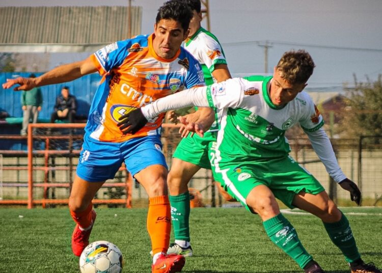 Constitución Unido sucumbió como forastero por la Tercera A