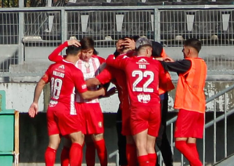 Deportes Linares rescató un punto en un duelo marcado por el arbitraje