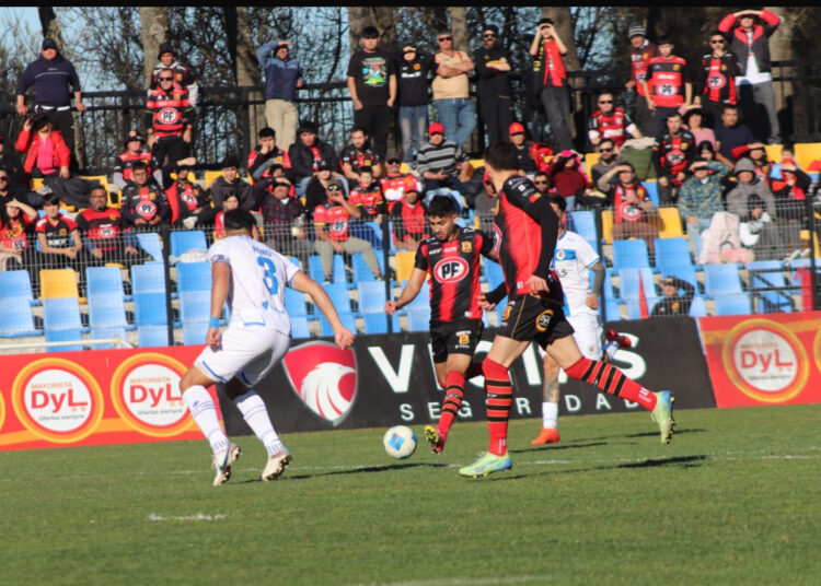 Jugador que estaba lesionado entrena a la par de sus compañeros