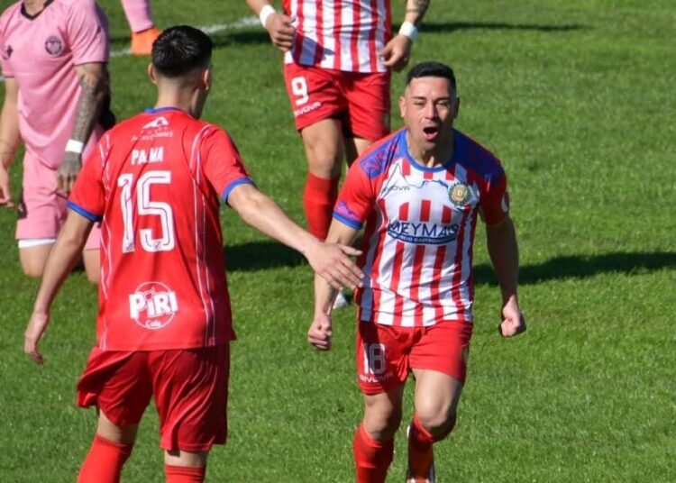 Deportes Linares festejó de local y sigue firme en la parte alta de la tabla