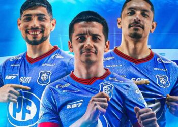 Rangers presentó camiseta azul y Curicó respondió con un dardo que encendió las redes