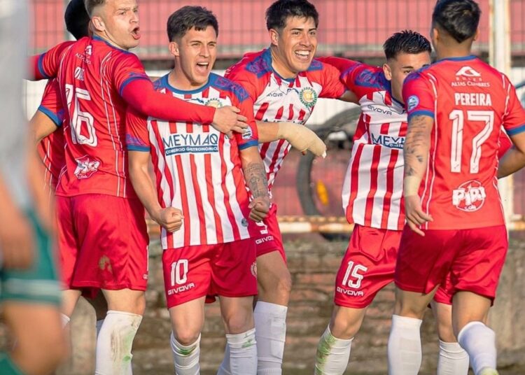Deportes Linares ganó como forastero y continúa en la lucha por el ascenso en la Segunda División