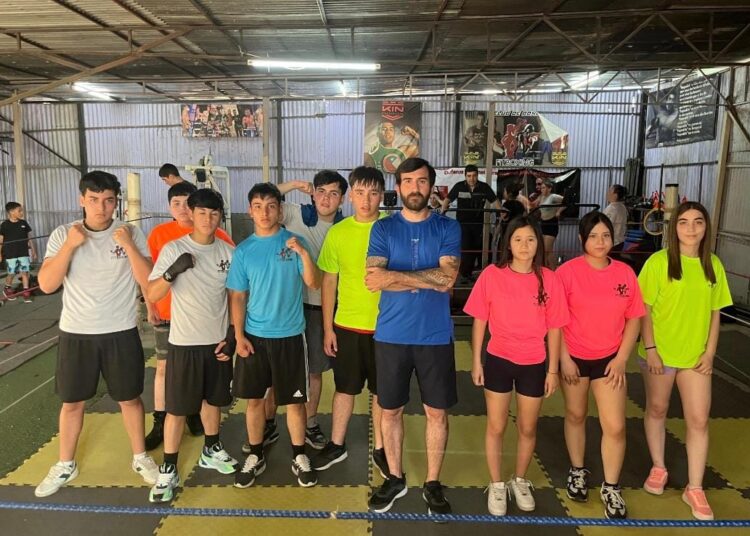 Escuela Golpes de Esperanza refuerza su enfoque formativo con apoyo psicológico y entrega de indumentaria a jóvenes