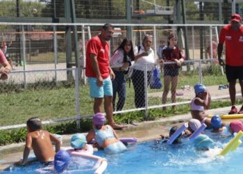 Talca lanza cursos de natación gratuitos para niños, jóvenes y familias durante el verano 2026