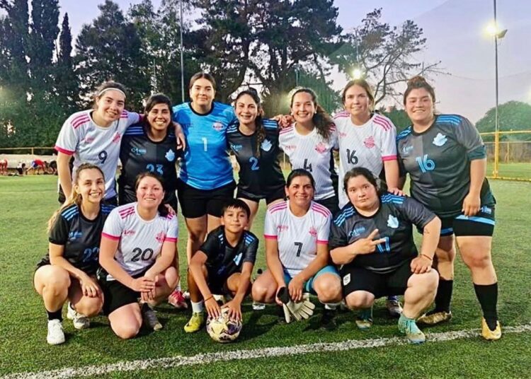 Club Las Sin Falta recibe nueva indumentaria deportiva para sus series juvenil y adulta a través del Gore Maule