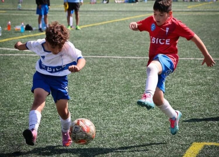 Atención niñas y niños: Llegó a la zona la Escuela de Fútbol UC que es oficial de la Universidad Católica