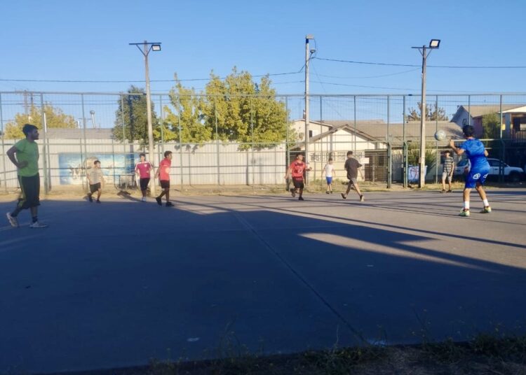 Escuelas de fútbol municipales gratuitas mantienen sus horarios y sedes en Talca