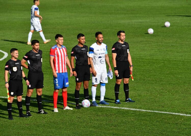 Linares tropezó en casa en su debut en esta condición en la Segunda División Profesional