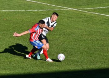 Deportes Linares cayó y sigue sin afirmarse como local por la Segunda División
