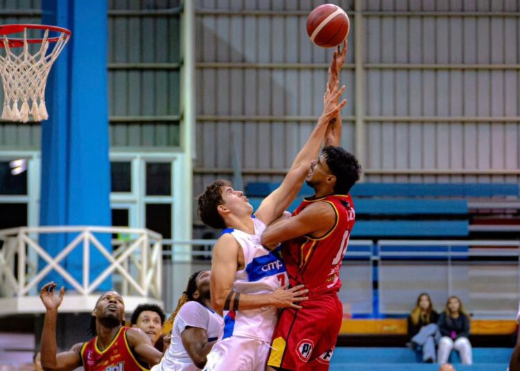 Llegó primer triunfo: Español espera por la remontada al estar complicado en las tablas de la LNB