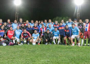 Clásico maradoniano se jugó en la Patagonia con un talquino en cancha