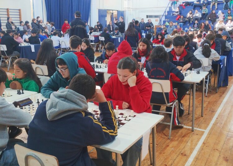 Tremenda convocatoria: Torneo escolar por equipos en Talca recibió a grandes cultores del deporte ciencia