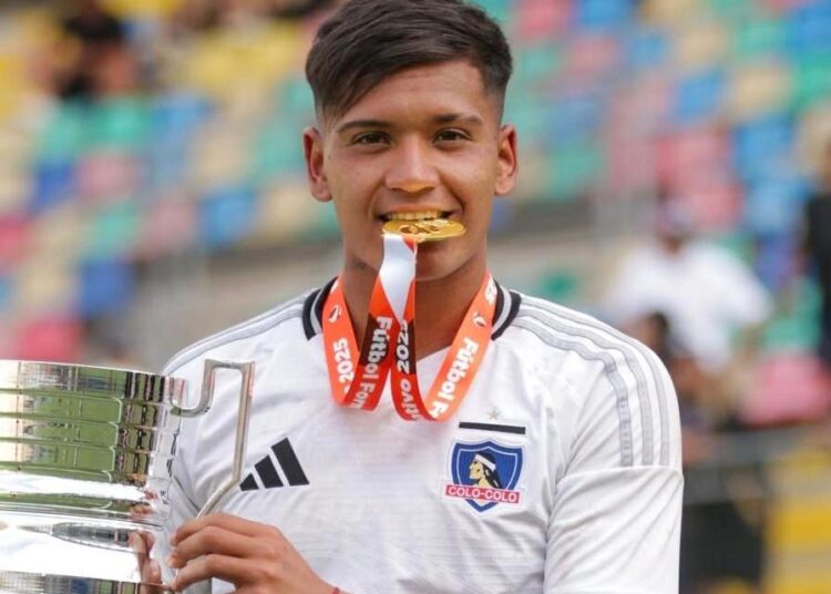 Jerall Astudillo fue convocado a entrenar con el primer equipo de Colo Colo