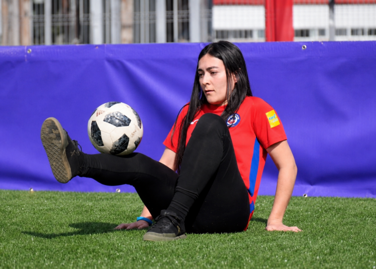 Sale a los semáforos a mostrar su talento y reunir fondos para representar a Chile en el freestyle internacional