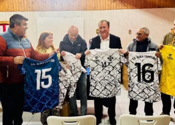 Entrega de nueva indumentaria fortalece al Club Deportivo Aldea Campesina